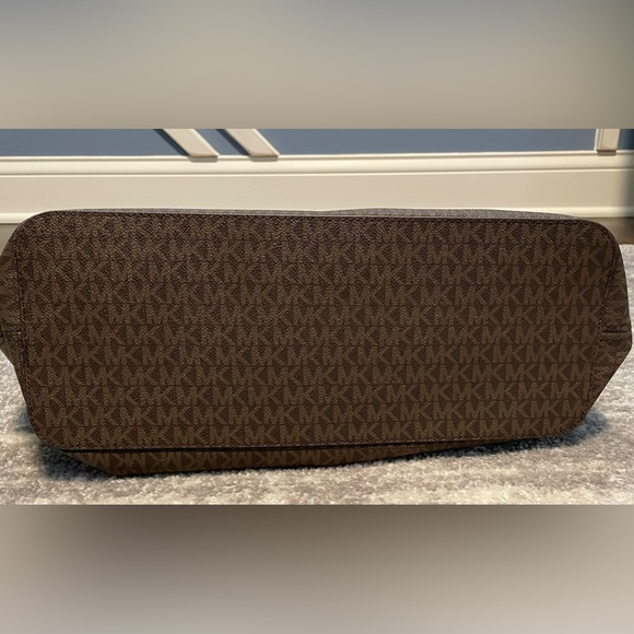 Michael Kors Jet Set Chain Laptop Tote - Picture 3 of 15